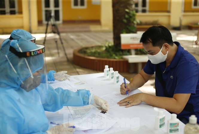 Bộ Y tế công bố thêm 16 ca mắc mới COVID-19, có bệnh nhân 14 tuổi Lấy mẫu xét nghiệm tại Hà Nội. Ảnh: Như Ý