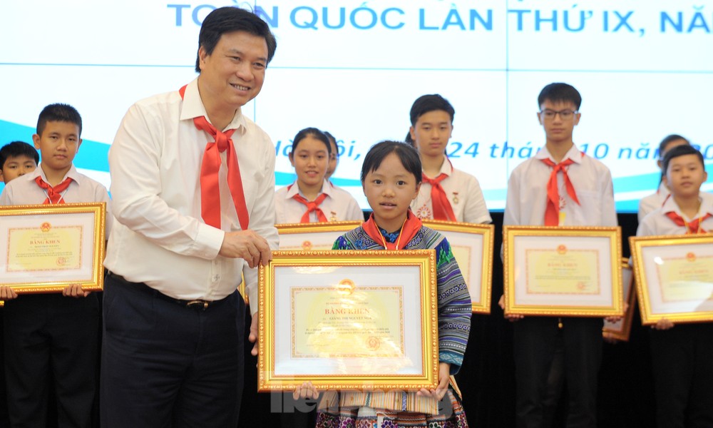 63 đại biểu Đại hội Cháu ngoan Bác Hồ nhận bằng khen của Bộ Giáo dục và Đào tạo