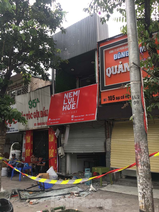 Hà Nội: Nghi nổ khí ga, nhiều cửa nhà hàng bị thổi bay trong đêm - ảnh 1