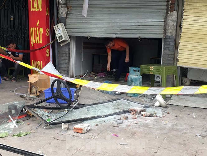 Hà Nội: Nghi nổ khí ga, nhiều cửa nhà hàng bị thổi bay trong đêm - ảnh 7
