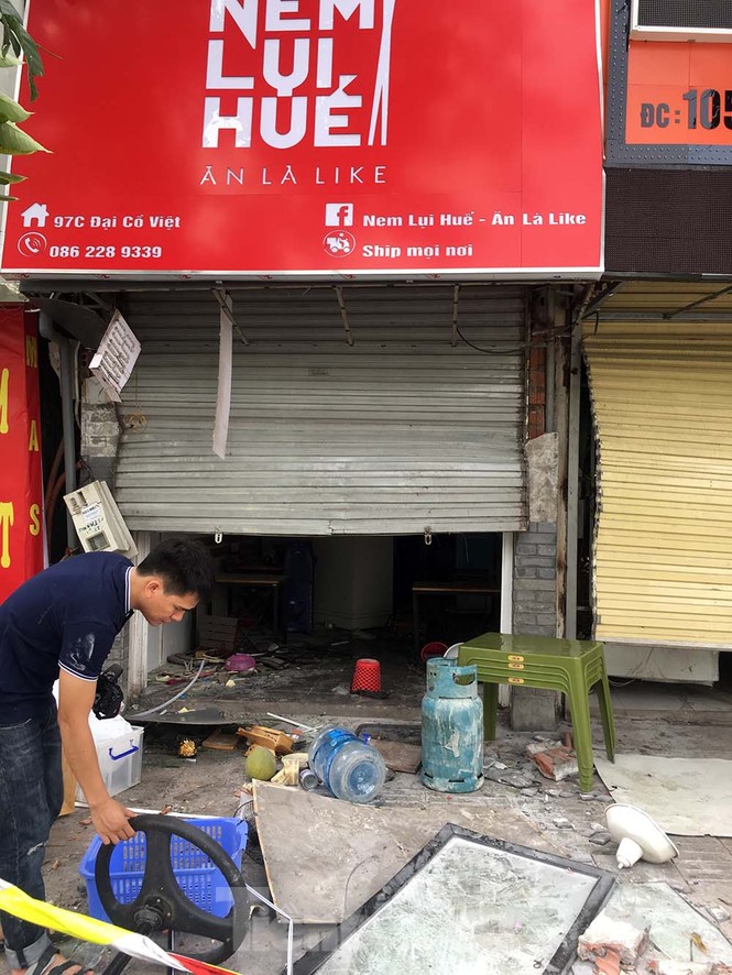 Hà Nội: Nghi nổ khí ga, nhiều cửa nhà hàng bị thổi bay trong đêm - ảnh 10