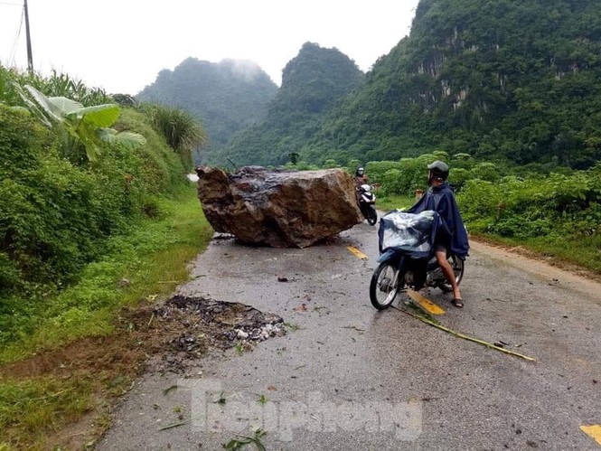 Kinh hoàng tảng đá nặng hàng tấn rơi xuống quốc lộ - ảnh 1