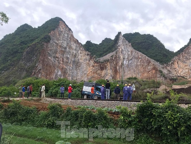 Lái xe ô tô thoát chết trong gang tấc sau khi đâm vào tàu hỏa - ảnh 2
