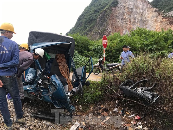 Lái xe ô tô thoát chết trong gang tấc sau khi đâm vào tàu hỏa - ảnh 1