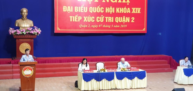 Tổ đại biểu số 7 Đoàn đại biểu Quốc hội TPHCM tiếp xúc cử tri quận 2 vào sáng 7/5. Ảnh Văn Minh