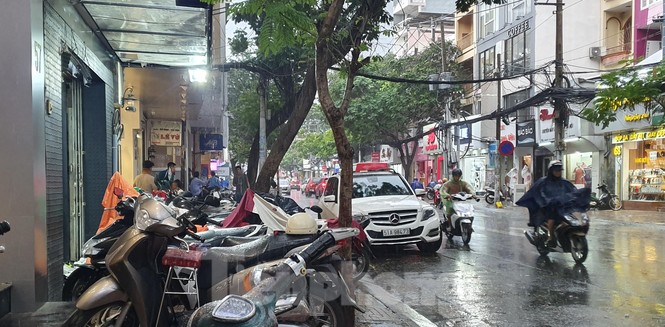 Hai nhóm người cầm hung khí 'huyết chiến' giữa phố Sài Gòn - ảnh 3