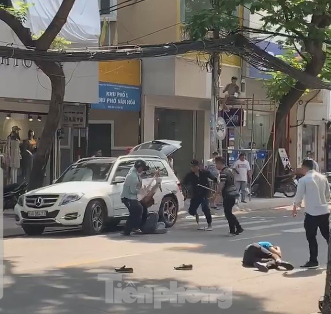 Hai nhóm người cầm hung khí 'huyết chiến' giữa phố Sài Gòn - ảnh 1