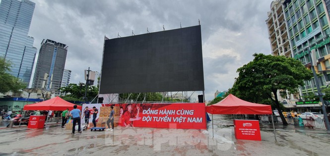 Năm màn hình khổng lồ ở Sài Gòn phục vụ khán giả xem King's Cup - ảnh 3