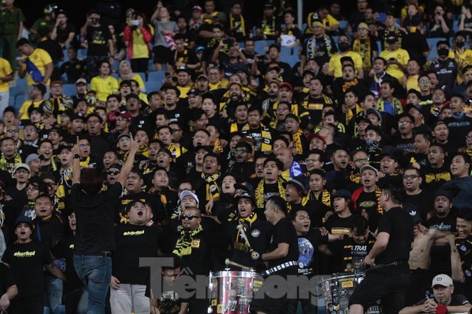 Cổ động viên Việt Nam và Malaysia 'hâm nóng' trước trận đấu - ảnh 9