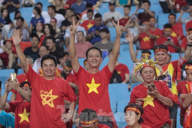 Cổ động viên Việt Nam và Malaysia 'hâm nóng' trước trận đấu - ảnh 1