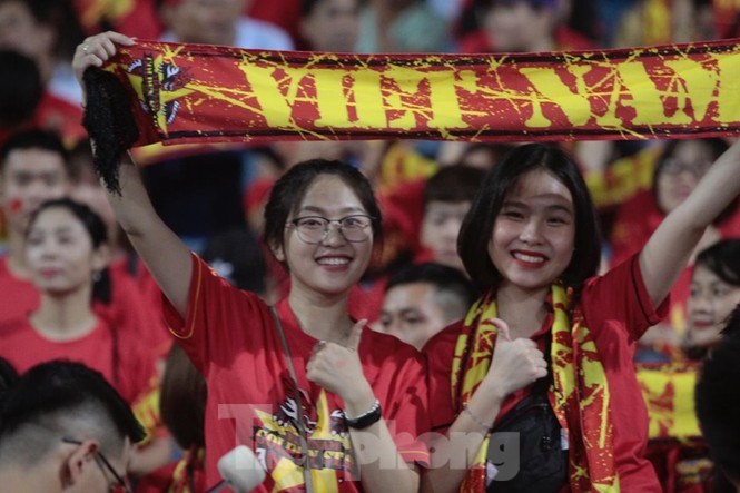 Cổ động viên Việt Nam và Malaysia 'hâm nóng' trước trận đấu - ảnh 3