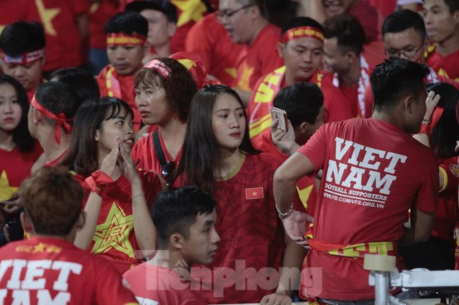 Cổ động viên Việt Nam và Malaysia 'hâm nóng' trước trận đấu - ảnh 4