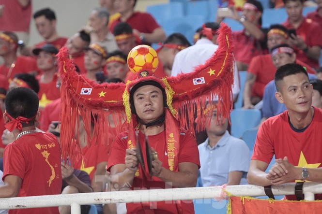 Cổ động viên Việt Nam và Malaysia 'hâm nóng' trước trận đấu - ảnh 5