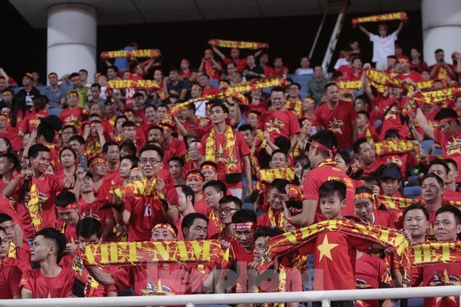Cổ động viên Việt Nam và Malaysia 'hâm nóng' trước trận đấu - ảnh 6