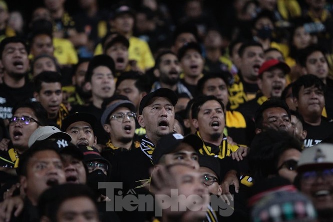 Cổ động viên Việt Nam và Malaysia 'hâm nóng' trước trận đấu - ảnh 7