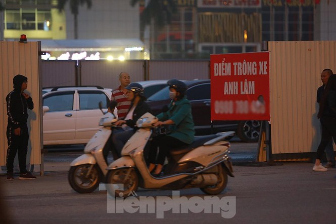 Bãi gửi xe tự phát 'mọc lên như nấm' xung quanh SVĐ Mỹ Đình - ảnh 7