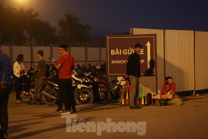 Bãi gửi xe tự phát 'mọc lên như nấm' xung quanh SVĐ Mỹ Đình - ảnh 8