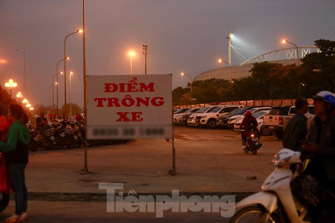 Bãi gửi xe tự phát 'mọc lên như nấm' xung quanh SVĐ Mỹ Đình - ảnh 11