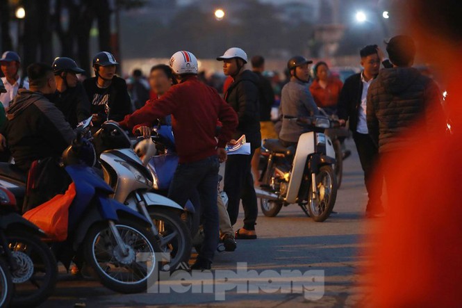 Bãi gửi xe tự phát 'mọc lên như nấm' xung quanh SVĐ Mỹ Đình - ảnh 1