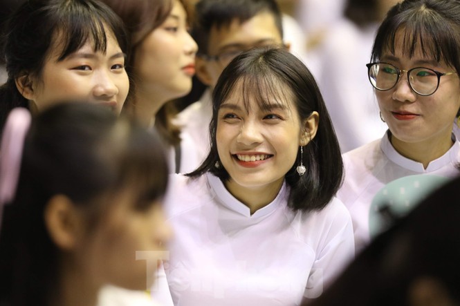 Nữ sinh sư phạm rạng ngời trong lễ khai giảng năm học mới - ảnh 2