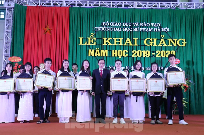 Nữ sinh sư phạm rạng ngời trong lễ khai giảng năm học mới - ảnh 5
