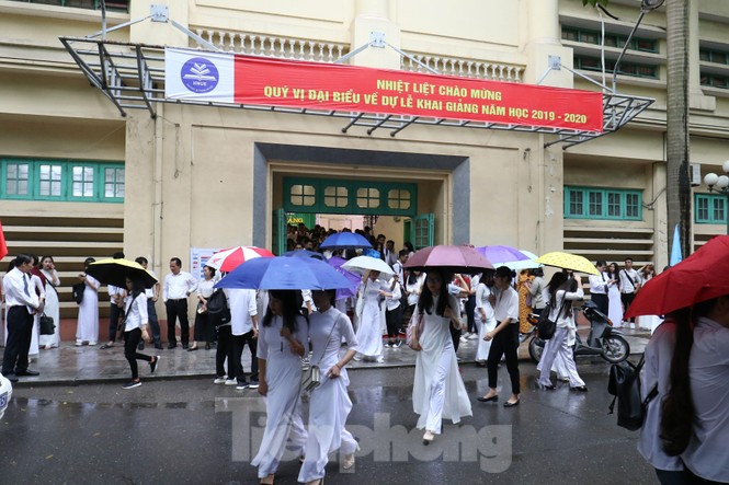 Nữ sinh sư phạm rạng ngời trong lễ khai giảng năm học mới - ảnh 1