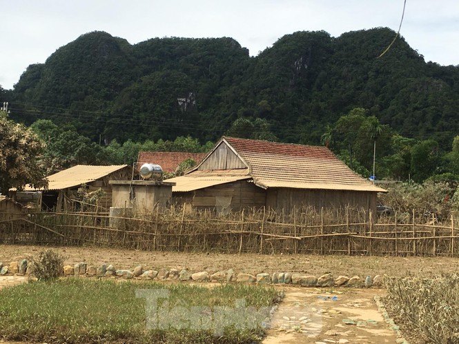 Lễ khai giảng muộn của những học sinh đi dép lê - ảnh 1