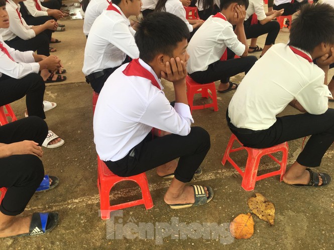 Lễ khai giảng muộn của những học sinh đi dép lê - ảnh 4