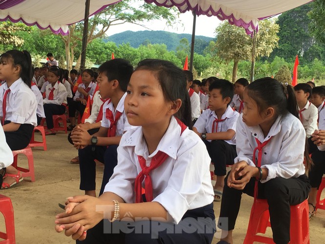 Lễ khai giảng muộn của những học sinh đi dép lê - ảnh 5