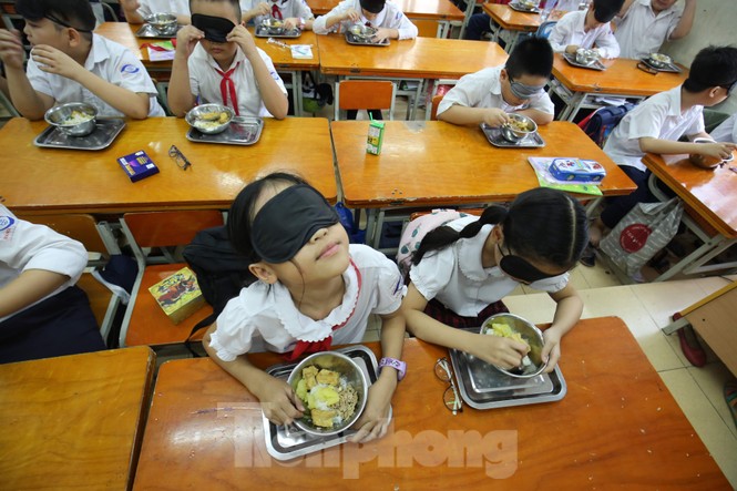 Xúc động với trải nghiệm bữa ăn bóng tối của học sinh - ảnh 3