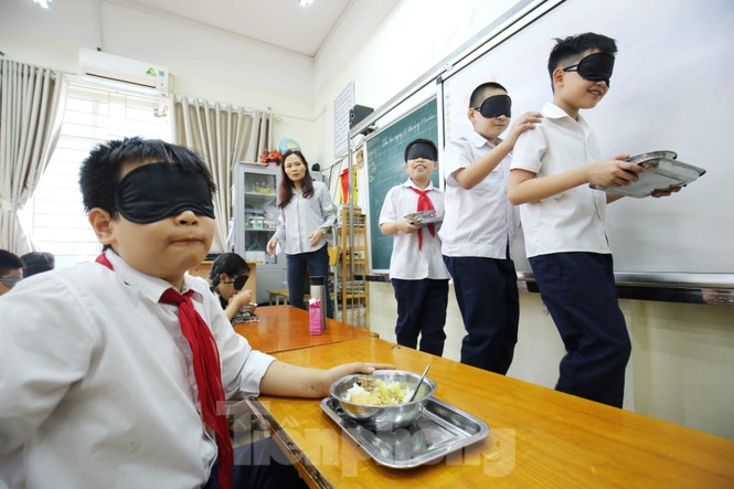 Xúc động với trải nghiệm bữa ăn bóng tối của học sinh - ảnh 2