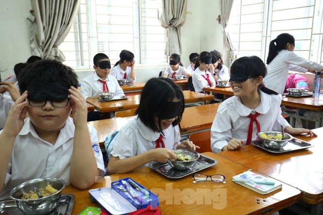 Xúc động với trải nghiệm bữa ăn bóng tối của học sinh - ảnh 4