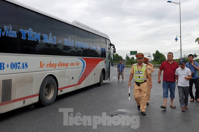 Nhận tin báo, CSGT 'bắt gọn' xe khách 46 chỗ nhồi nhét 87 người về nghỉ lễ - ảnh 5