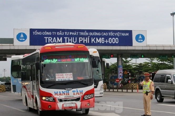 Nhận tin báo, CSGT 'bắt gọn' xe khách 46 chỗ nhồi nhét 87 người về nghỉ lễ - ảnh 4