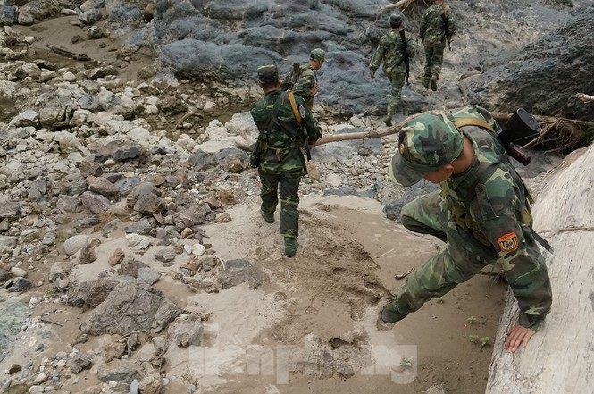 Cùng biên phòng Ka Lăng tuần tra nơi sông Đà chảy vào đất Việt - ảnh 9
