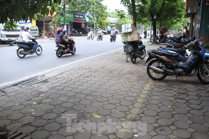 Hà Nội: Xuất hiện tuyến phố chỉ lát một bên ... vỉa hè - ảnh 3
