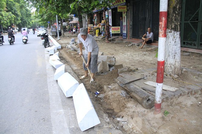 Hà Nội: Xuất hiện tuyến phố chỉ lát một bên ... vỉa hè - ảnh 4