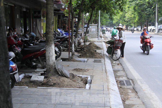 Hà Nội: Xuất hiện tuyến phố chỉ lát một bên ... vỉa hè - ảnh 6