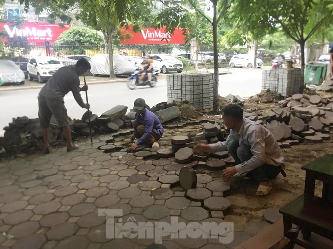 Hà Nội: Xuất hiện tuyến phố chỉ lát một bên ... vỉa hè - ảnh 1