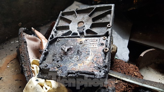 Nhà dân vẫn ngổn ngang sau vụ cháy công ty Rạng Đông - ảnh 8