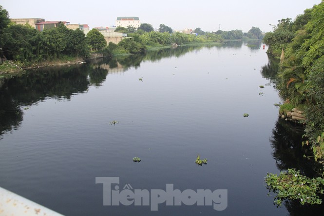 Cả dòng sông đen kịt, bốc mùi hôi thối ở Hải Dương - ảnh 4