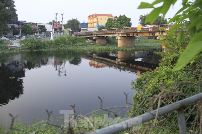 Cả dòng sông đen kịt, bốc mùi hôi thối ở Hải Dương - ảnh 1