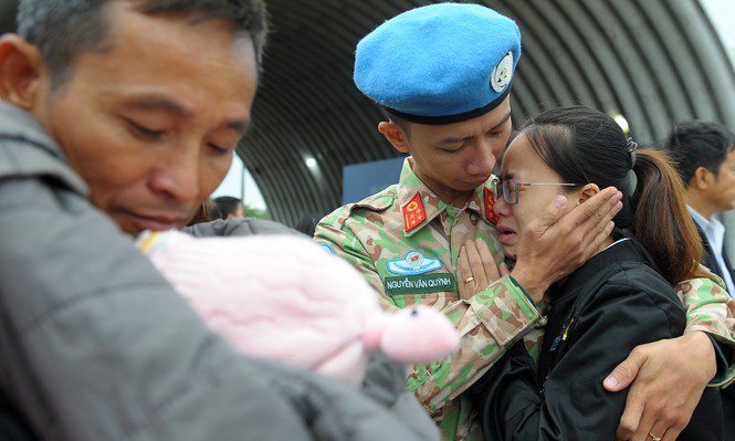 Nước mắt và nụ cười tiễn đoàn bác sĩ Bệnh viện dã chiến cấp 2.2 sang Nam Sundan - ảnh 6
