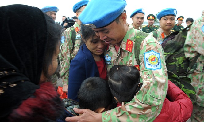 Nước mắt và nụ cười tiễn đoàn bác sĩ Bệnh viện dã chiến cấp 2.2 sang Nam Sundan - ảnh 12