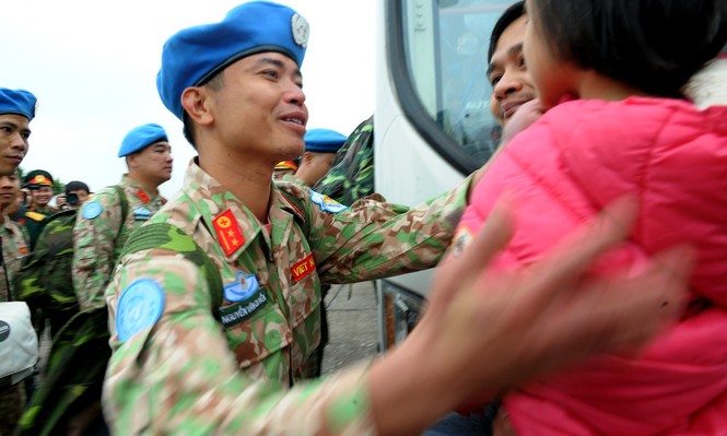 Nước mắt và nụ cười tiễn đoàn bác sĩ Bệnh viện dã chiến cấp 2.2 sang Nam Sundan - ảnh 13