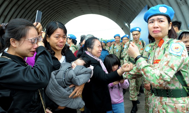 Nước mắt và nụ cười tiễn đoàn bác sĩ Bệnh viện dã chiến cấp 2.2 sang Nam Sundan - ảnh 9
