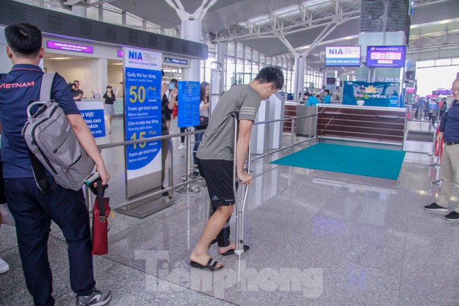 Đình Trọng chống nạng ra sân bay tiễn tuyển Việt Nam dự King’s Cup - ảnh 3