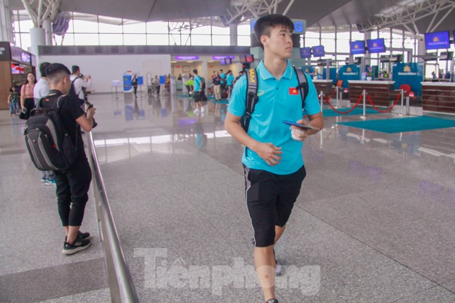 HLV Park Hang Seo béo má Văn Hậu, đón học trò ở sân bay - ảnh 9