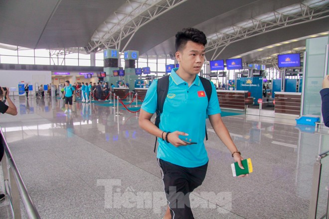 HLV Park Hang Seo béo má Văn Hậu, đón học trò ở sân bay - ảnh 10