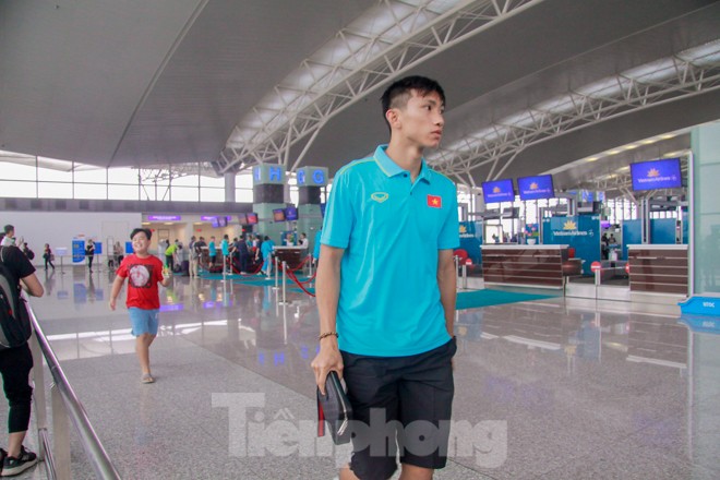 HLV Park Hang Seo béo má Văn Hậu, đón học trò ở sân bay - ảnh 12